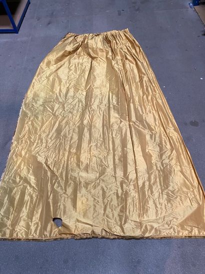 null Set including : 

Two yellow taffeta curtains (280 x 185 cm) (accidents).

Two...