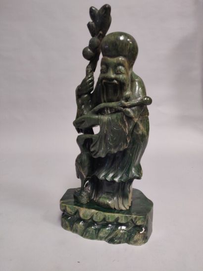 null CHINE : Importante sculpture en jade vert représentant Shoulao debout appuyé...