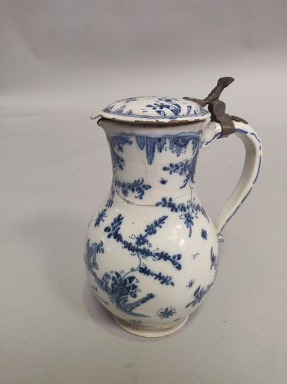 null MARSEILLE (LEROY) :

Covered earthenware jug of baluster form with blue monochrome...