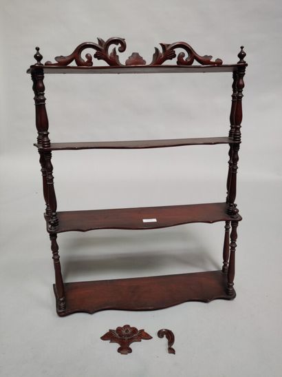 null Mahogany wall shelf.

19th century. (accidents and missing parts).

H : 67.5...