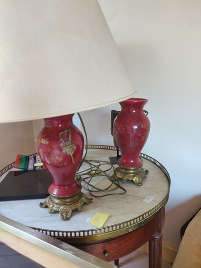 null Paire de vases en porcelaine à décor d'oiseaux et fleurs or, fond rouge, monture...