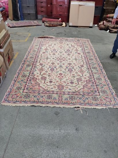 null Oriental carpet, floral design, cream background.

295 x 185 cm
