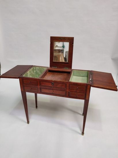 null Veneered dressing table with inlaid fillets, sheath legs.

 H :74 cm, W :78...