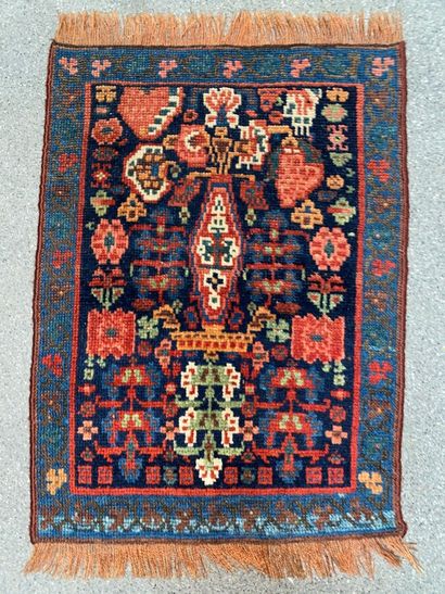 null Lot de deux petits tapis.

(Usures).

72 x 53 cm et 58 x 41 cm.