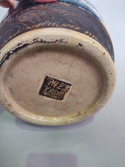 null CHINE (NANKIN) : Vase balustre en porcelaine à fond craquelé à décor d'oiseau...