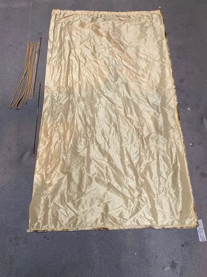null Set including : 

Two yellow taffeta curtains (280 x 185 cm) (accidents).

Two...