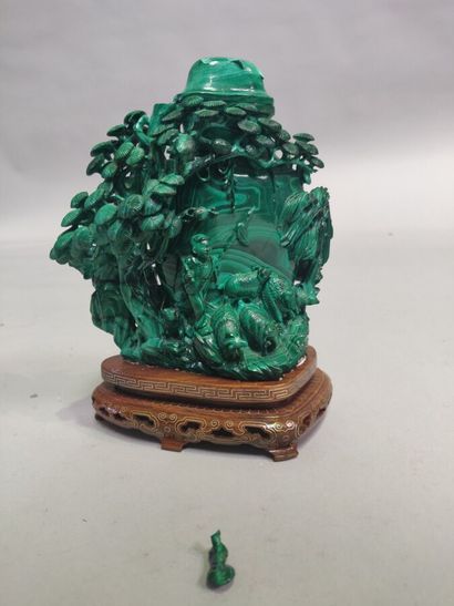 null CHINE : Vase balustre et son couvercle en malachite à décor sculpté d'un berger...