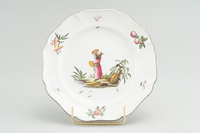 null 183. STRASBOURG (Joseph HANNONG)

Plate with contoured edge in earthenware,...