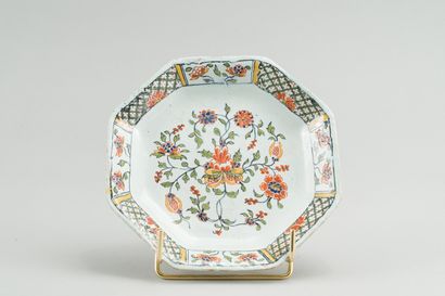 null 
182. ROUEN




Small earthenware soup plate of octagonal shape, with




polychrome...