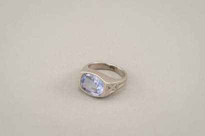 null 105. Chevalière in 18K white gold holding a faceted oval

an oval faceted sapphire...