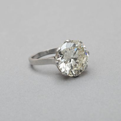  128. Bague en platine 950/1000e griffée d'un diamant 
brillanté en solitaire pesant...