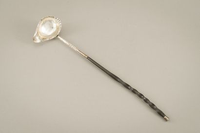 null 154. Punch spoon in silver 925/1000e, the handle

twisted handle.

England George...