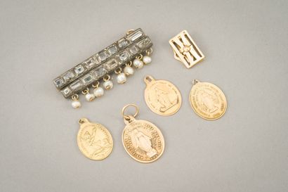 null 106. Lot en or jaune 750/1000e (18 carats) composé de

quatre médailles religieuses...