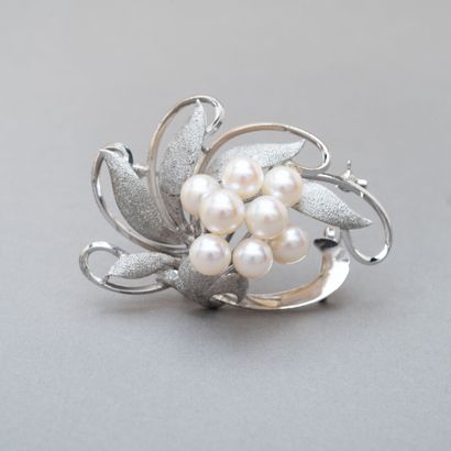 null 145. 920/1000 silver brooch in the shape of a flower, the

button with eight...