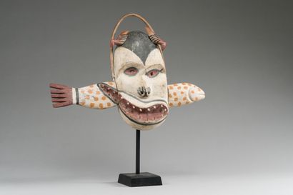 null 161. Yupik Inuit polychrome wooden mask

Height : 45 cm

With its base.