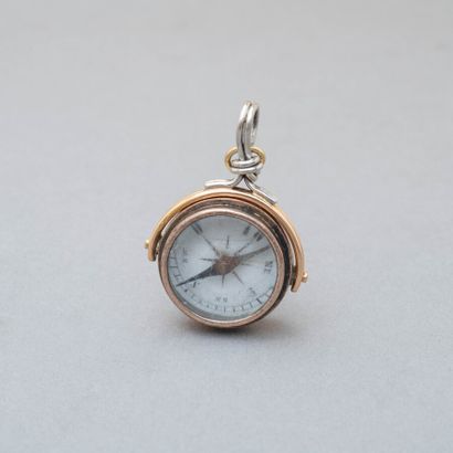 null 111. Two tone gold compass pendant (18 carats)

carats) with an agate. Gross...