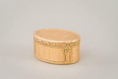 null 104. Boîte ovale en or trois tons (750/ 1000) à décor

guilloché de guirlandes...