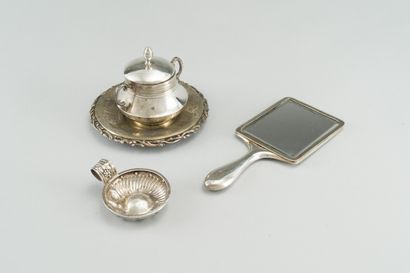 null 156. Lot in silver 950/1000e, including :

- a saucer with engraved decoration...