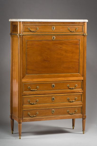 null 199. A mahogany and mahogany veneer desk with flap opening

a drawer, a flap...