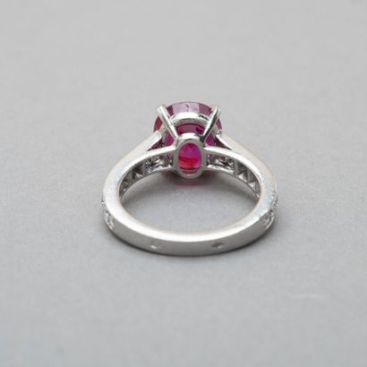 null 92. Bague en platine 950/1000 griffée d'un rubis ovale

facetté pesant environ...