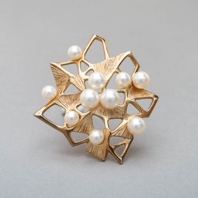 null 122. Broche stylisée en or jaune 585/1000e (14 carats),

réhaussée de perles...