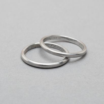 null 142. Two platinum wedding rings.

Weight : 4,3g. TDD : 48