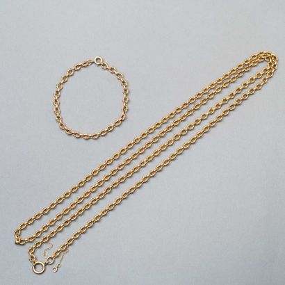 null 147. Chain and bracelet, watch chain style in yellow gold

750/1000. Weight...