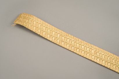 null 114. Bracelet ruban en or jaune tressé 750/1000e, signé

Hermès Paris N° 5433...
