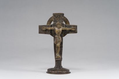null 216. Crucifix in wrought iron and hammered bronze. Base

circular base.

20th...