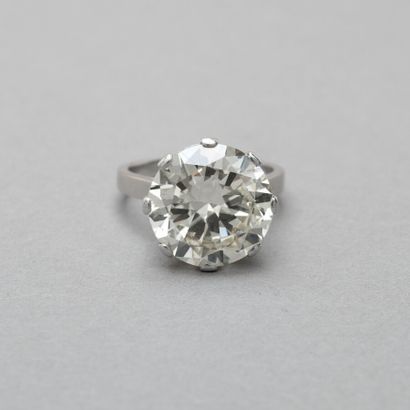  128. Bague en platine 950/1000e griffée d'un diamant 
brillanté en solitaire pesant...