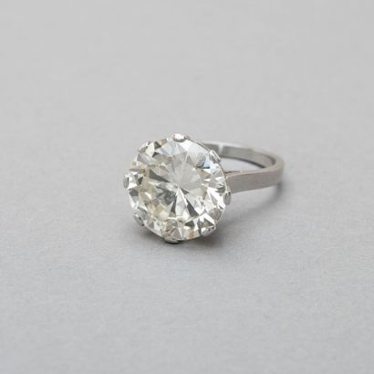  128. A 950/1000 platinum ring set with a solitaire brilliant cut diamond 
diamond...