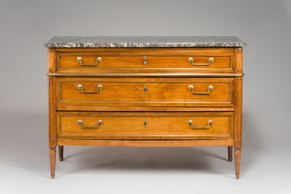 null 197. Mahogany and mahogany veneer chest of drawers, opening

three drawers on...