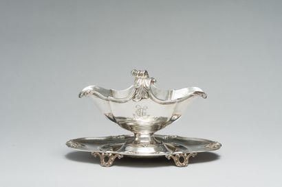 null 157. Sauce boat and its display stand in silver

silver, curved model, underlined...