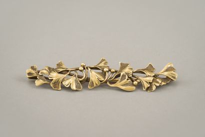 null 137. Yellow gold brooch 750/1000e with floral decoration, signed

signed Arnould.

Art...
