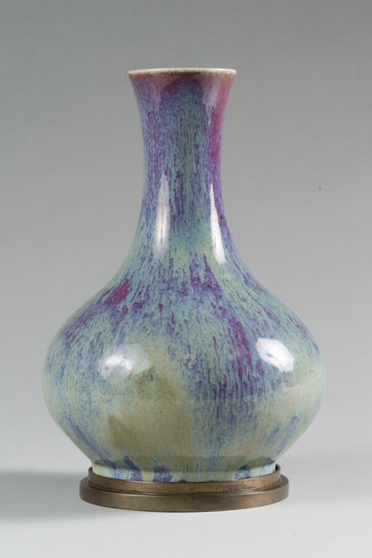 null 165. CHINA

Porcelain bottle vase with flamed decoration

mauve decoration.

19th...