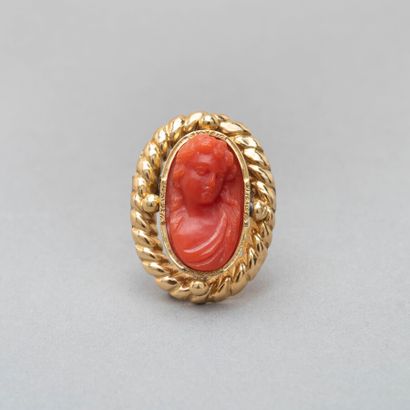 null 121. Yellow gold brooch 750/1000e decorated with a cameo coral.

(metal clasp,...