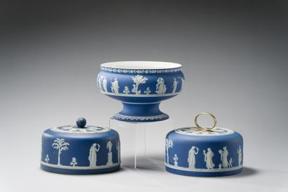 null WEDGWOOD :

Set of porcelain and silver plated metal with vestal decoration...