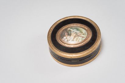 null Round box made of reconstituted tortoiseshell powder, decorated on the lid with...