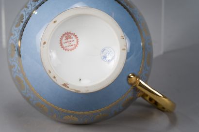 null SEVRES (hard porcelain): 

Porcelain tea service with gold decoration of a frieze...