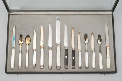 null Presentation tray, including :

- Six knives, the blades in silver (950/1000th),...