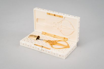 null Travel sewing kit in gilt metal and steel including a pair of scissors and a...