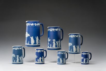 null WEDGWOOD :

Suite of seven conical jugs of increasing size in porcelain decorated...