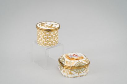 null White enamelled metal cylindrical travel inkwell with gold decoration of a Chinese...