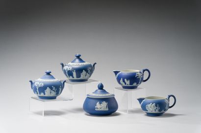 null WEDGWOOD :

Porcelain set with white decoration on a dark blue background, of...