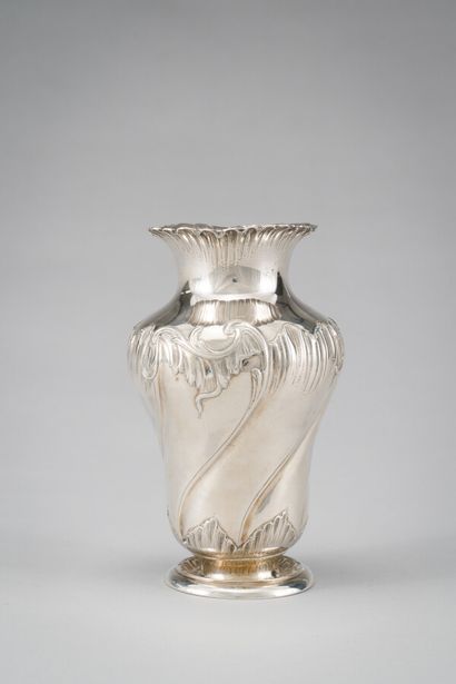 null Silver baluster vase (950/1000th), with combed decoration.

Weight : 363 g

(Deformations).

H...