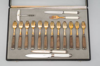 null Presentation tray, including : 

- A suite of twelve dessert forks, the handles...