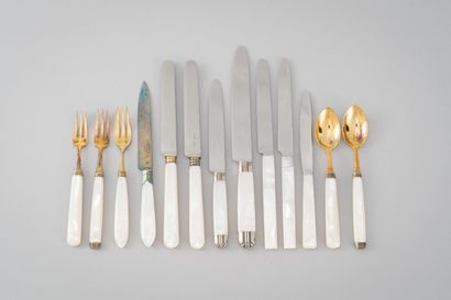 null Set of knives with mother-of-pearl handles.

(Two ferrules are missing).

One...