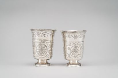 null Two tulip-shaped silver (950/1000th) kettledrums with engraved flowers in oval...