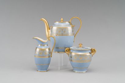  SEVRES (porcelaine dure) : 
Service à thé en porcelaine à décor or d'une frise de...