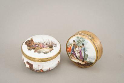 null Set of two circular porcelain boxes with poychrome decoration for one of port...